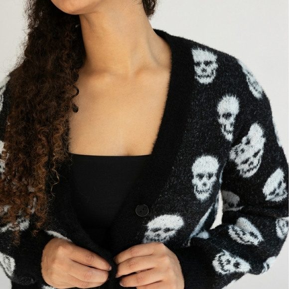 BRAND NEW with tag, super soft black and white skull cardigan. -M- - Picture 5 of 16
